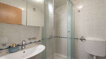 Apartment (Two Bedroom Apartment with City View) | Bathroom | Shower, towels