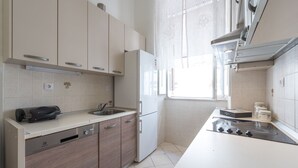 A modern kitchen with a dishwasher, stove, and refrigerator. - Apartment Old Writer (Dubrovnik)