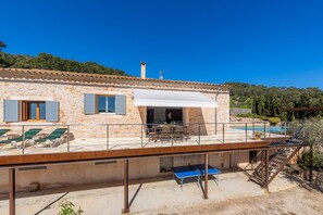 Outdoor dining - Beautiful Country House with Pool, Wi-Fi, Balcony and Terrace; Parking Available (Artà)