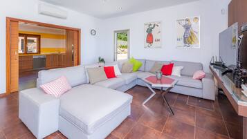 Een televisie en een stereo