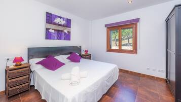 3 makuuhuonetta, silitysrauta/-lauta, ilmainen Wi-Fi, vuodevaatteet