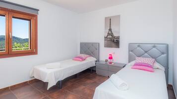 3 slaapkamers, een strijkplank/strijkijzer, gratis wifi, beddengoed