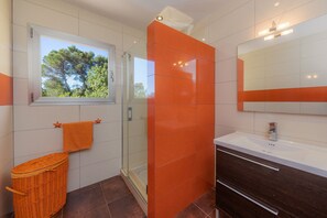 Bathtub, free toiletries, hair dryer, towels - Beautiful Country House with Pool, Wi-Fi, Balcony and Terrace; Parking Available (Artà)