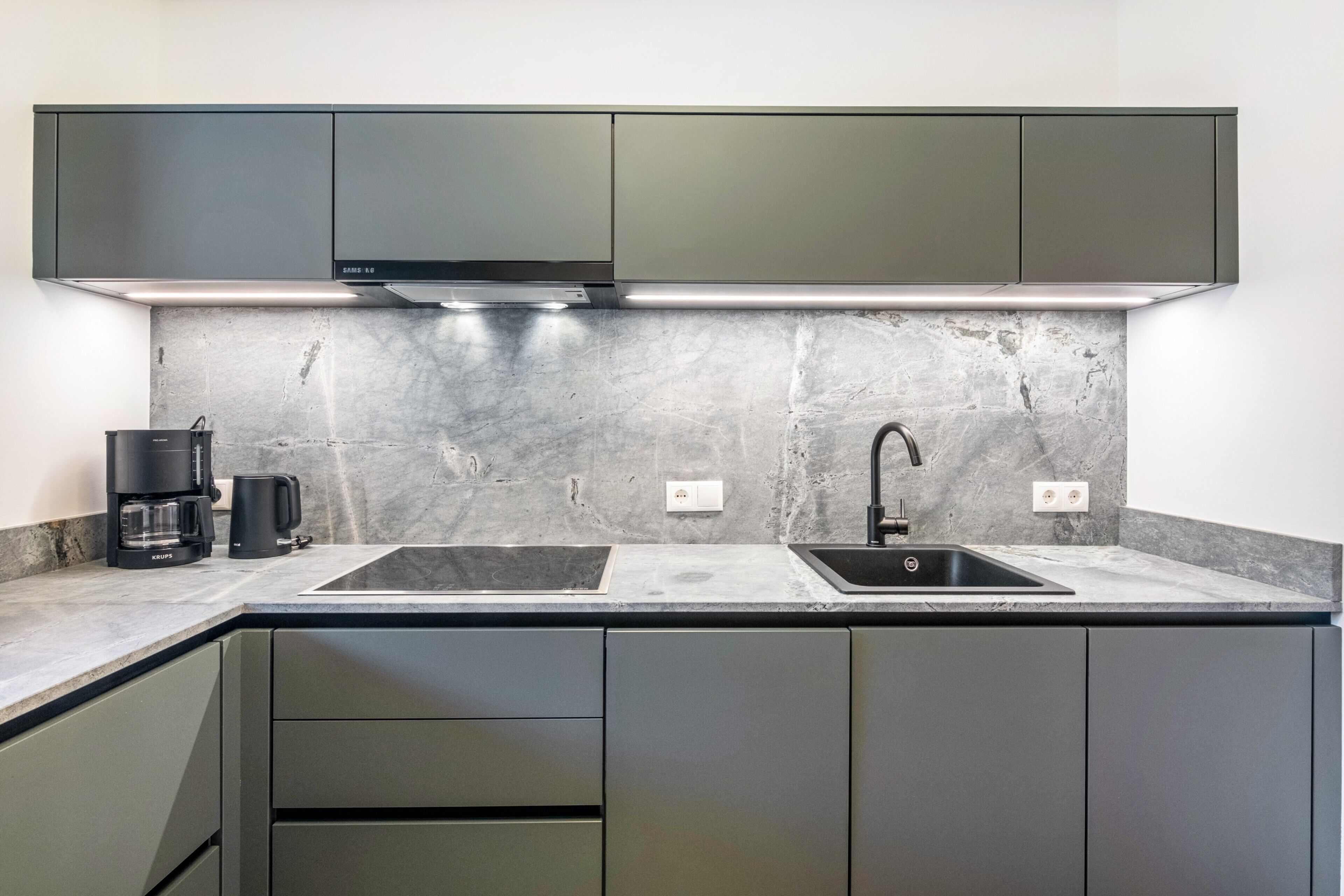 Kühlschrank, Mikrowelle, Herdplatte, Geschirrspüler