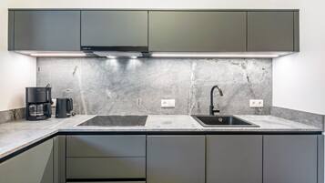 Kühlschrank, Mikrowelle, Herdplatte, Geschirrspüler