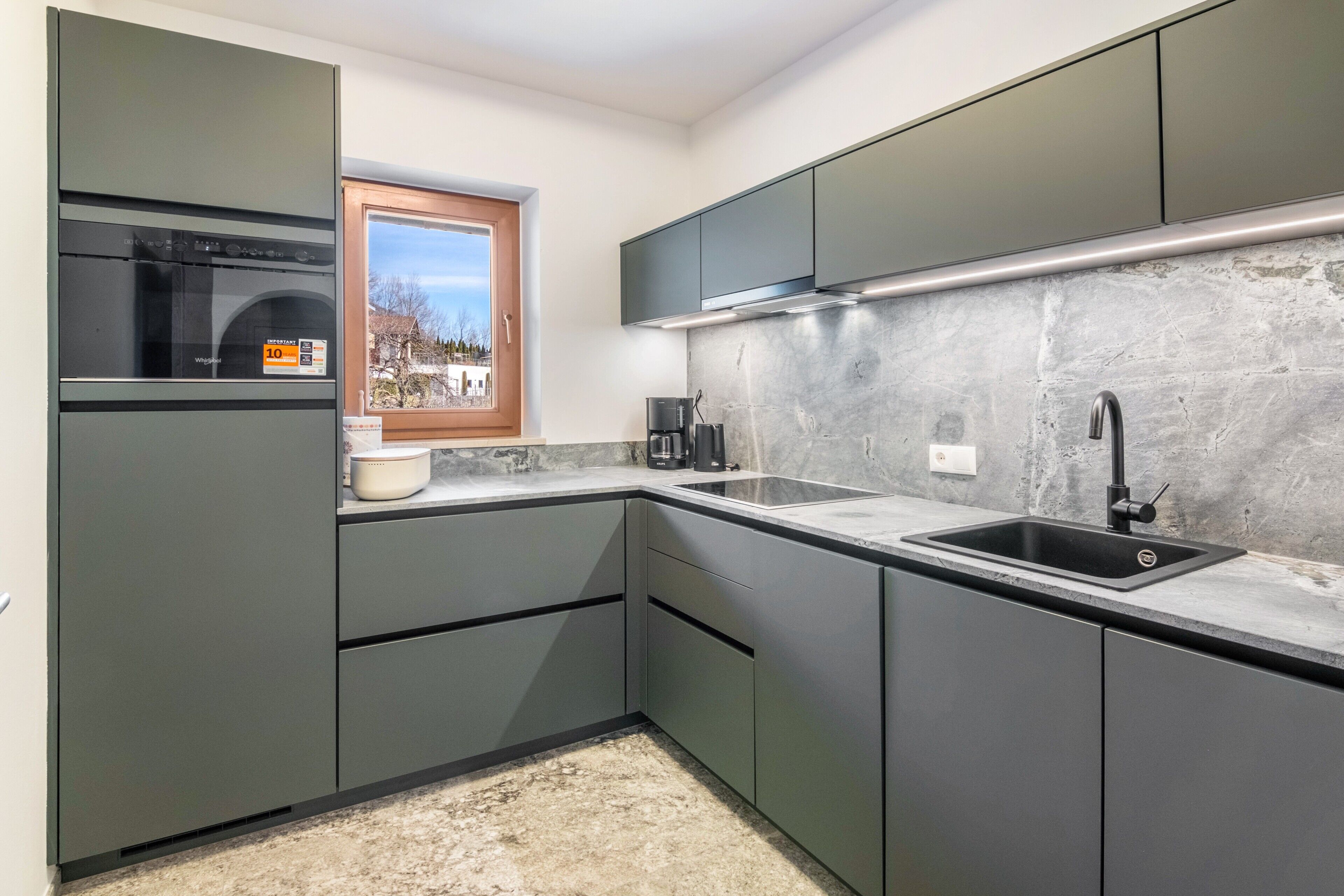 Een koelkast, een microgolfoven, een kookplaat, een vaatwasser