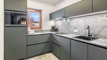 Een koelkast, een microgolfoven, een kookplaat, een vaatwasser