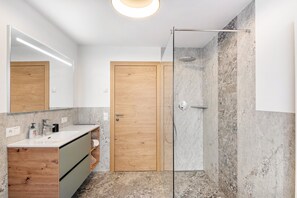 Een bad, een haardroger, handdoeken