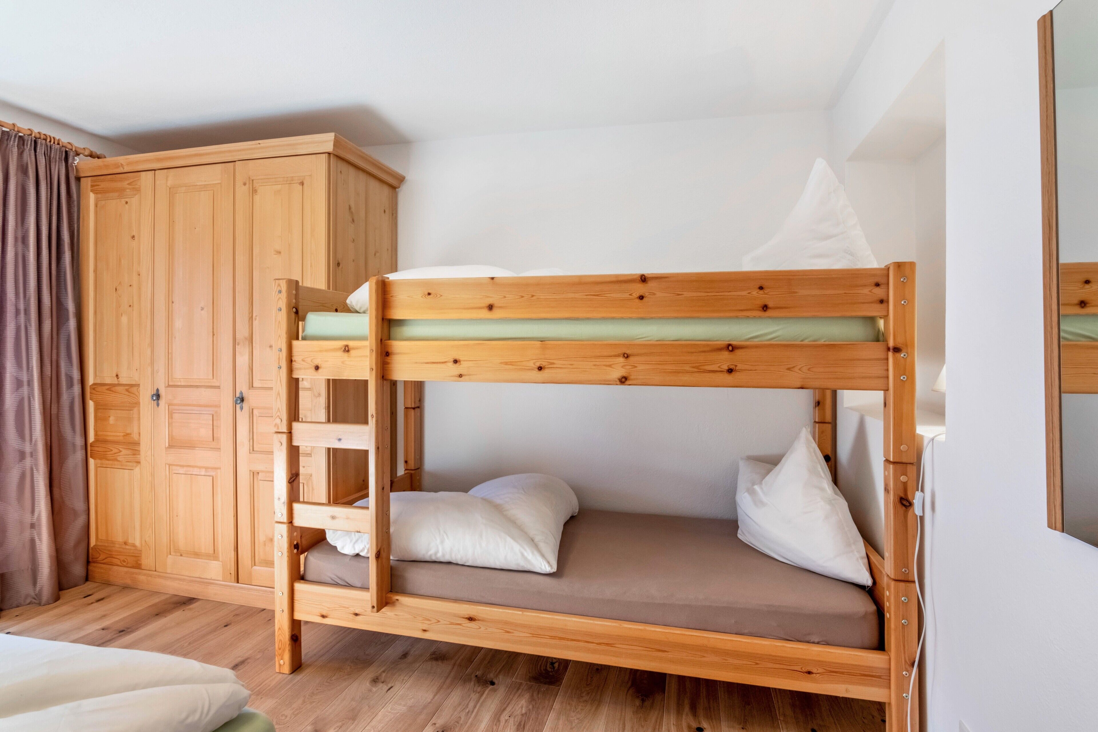 2 slaapkamers, een strijkplank/strijkijzer, gratis wifi, beddengoed