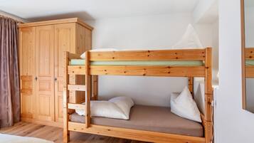 2 slaapkamers, een strijkplank/strijkijzer, gratis wifi, beddengoed