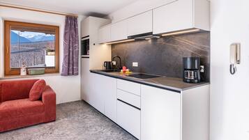 Frigorífico, microondas, placa de cocina y lavavajillas