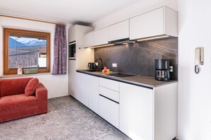 Refrigerador, microondas, placa de cocina, lavavajillas