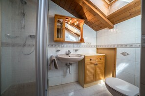 Een douche, een haardroger, handdoeken