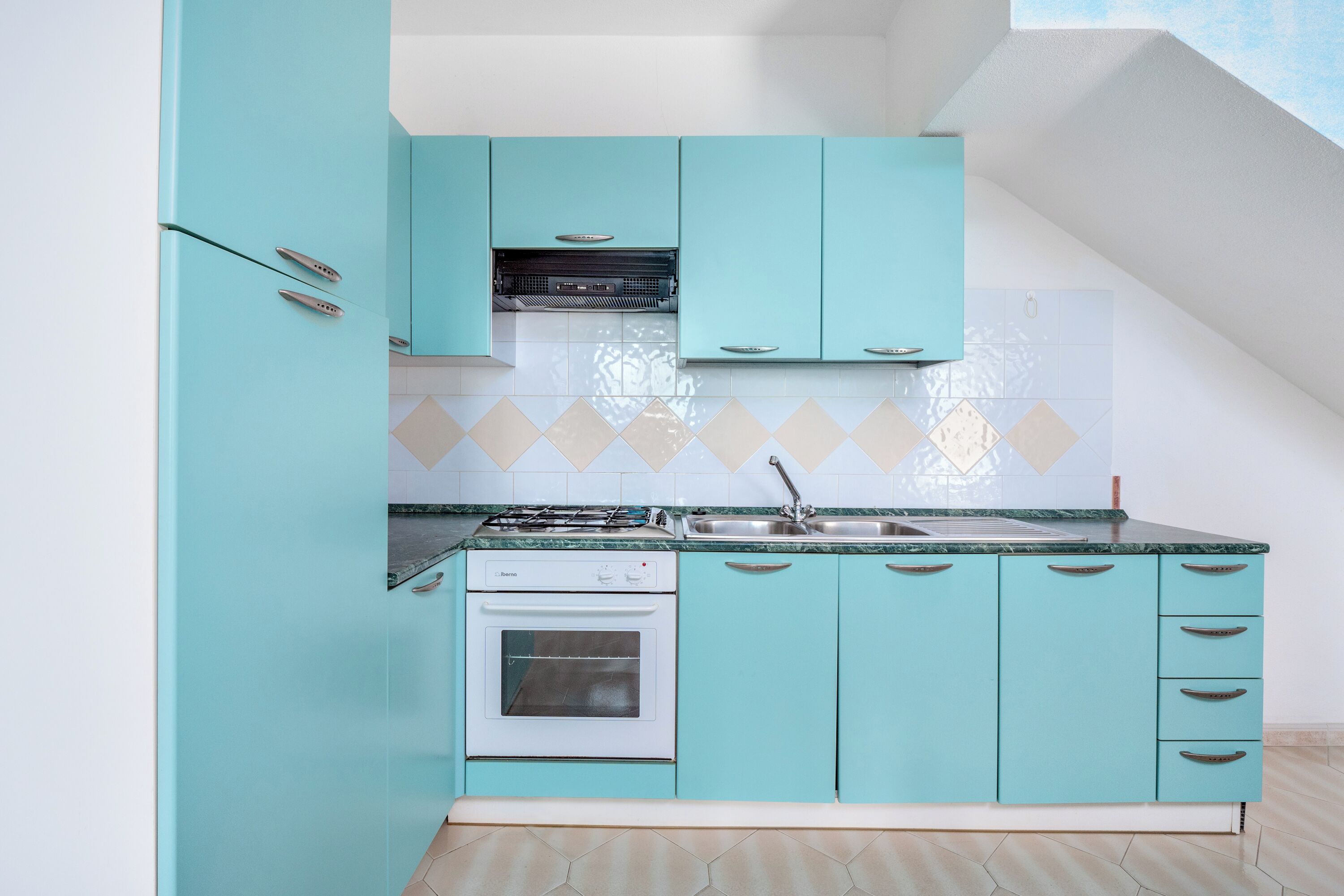 Køleskab, ovn, kogeplade, kaffe-/temaskine