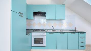 Køleskab, ovn, kogeplade, kaffe-/temaskine