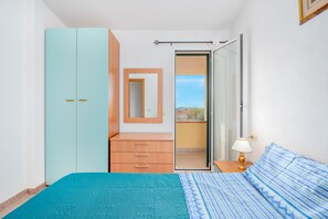 2 bedrooms, iron/ironing board, bed sheets