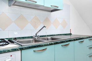 Fridge, oven, stovetop, coffee/tea maker