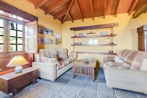 Una televisión, una mesa de tenis de mesa