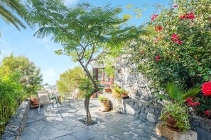 Terrace/patio - Beautiful Cottage “La Casita del Rincón” with Sea View, Mountain View, Wi-Fi (ARONA)