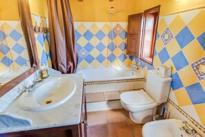 Baignoire, sèche-cheveux, serviettes fournies