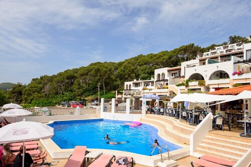 Ferienhaus "Casita en Cala Llonga" mit Meerblick, Gemeinschaftsgarten & Pool