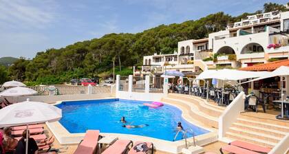 Ferienhaus "Casita en Cala Llonga" mit Meerblick, Gemeinschaftsgarten & Pool