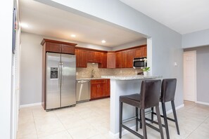 Mikrobølgeovn, ovn, kokeplater og oppvaskmaskin