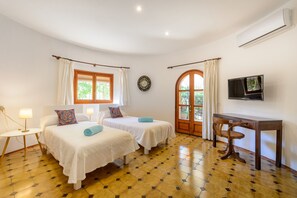 4 bedrooms, iron/ironing board, free WiFi, bed sheets