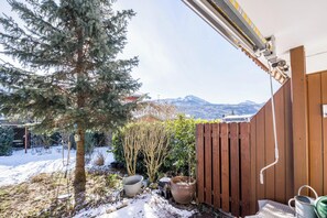 Property grounds - Cozy Apartment Chiemgau Idyll with Mountain View, Wi-Fi, Garden & Terrace (Bergen)