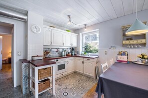Refrigerador, horno, placa de cocina, cafetera/tetera