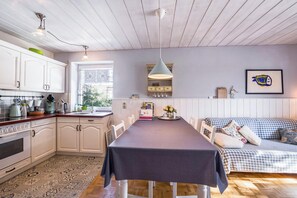 Fridge, oven, stovetop, coffee/tea maker