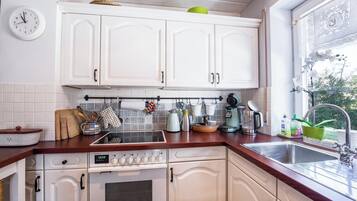 Kühlschrank, Ofen, Herdplatte, Wasserkocher mit Kaffee-/Teezubehör