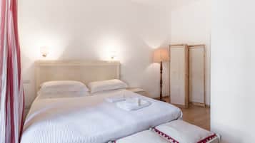 4 bedrooms, iron/ironing board, free WiFi, bed sheets