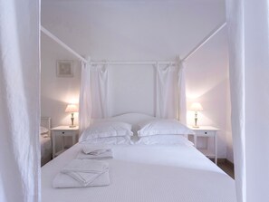 4 bedrooms, iron/ironing board, free WiFi, bed sheets