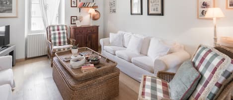 Télévision, cheminée, lecteur de DVD, table de tennis de table