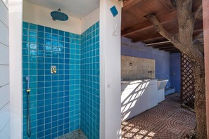 Douche, articles de toilette (gratuits), séchoir à cheveux