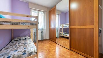 3 slaapkamers, een strijkplank/strijkijzer, gratis wifi, beddengoed