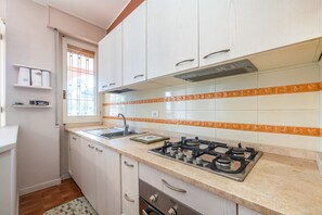 Frigorifero, microonde, forno, piano cottura