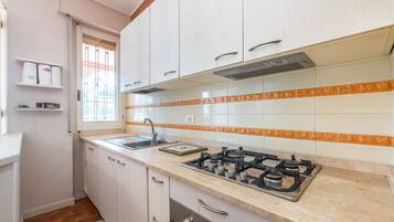 Kylskåp, mikrovågsugn, ugn och spishäll