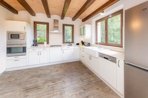 Een koelkast, een microgolfoven, een oven, een kookplaat