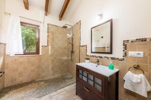 Badewanne, Haartrockner, Handtücher
