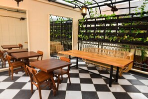 تقديم الإفطار والغداء والعشاء