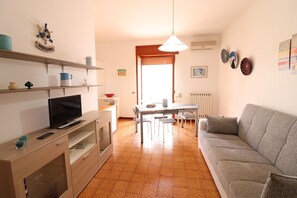 TV - Comfortable Holiday Apartment Casa Vacanza Margherita a Otranto with A/C & Balcony; Pets Allowed (Otranto)