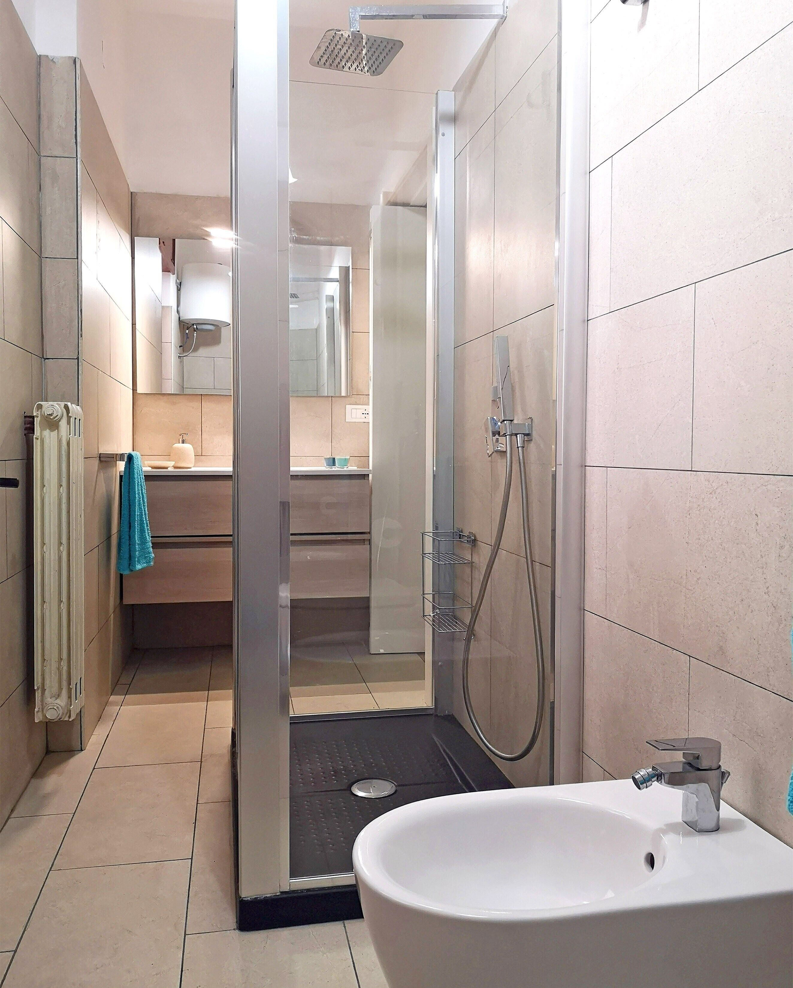 Douche, sèche-cheveux, serviettes fournies