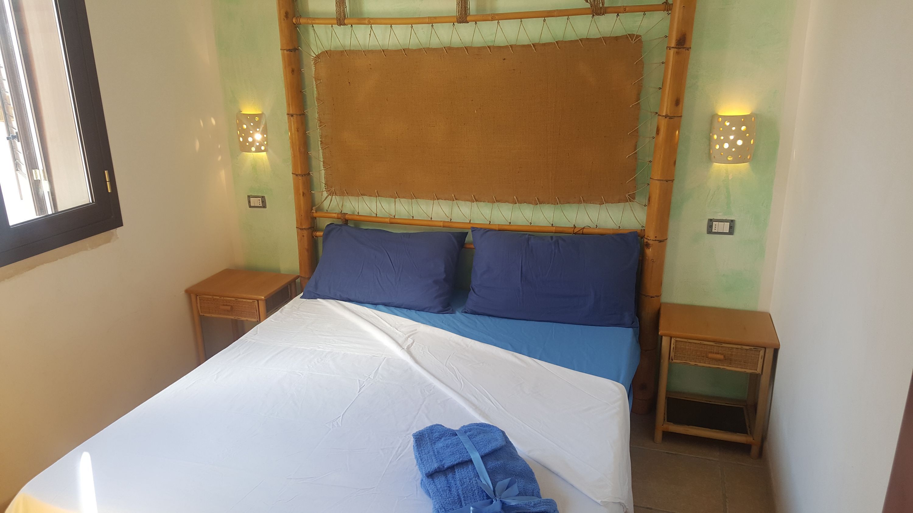 1 bedroom, bed sheets