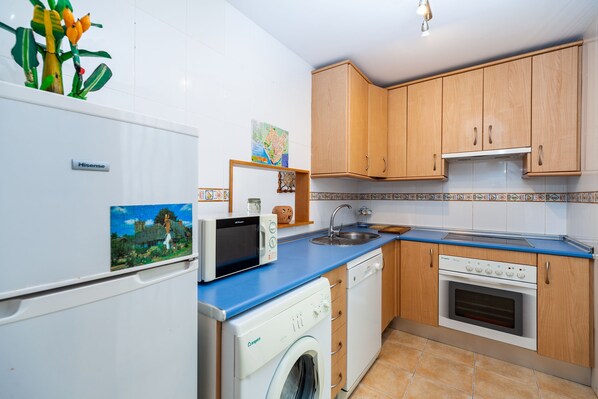 ثلاجة، ميكروويف، فرن، موقد طهي مسطح