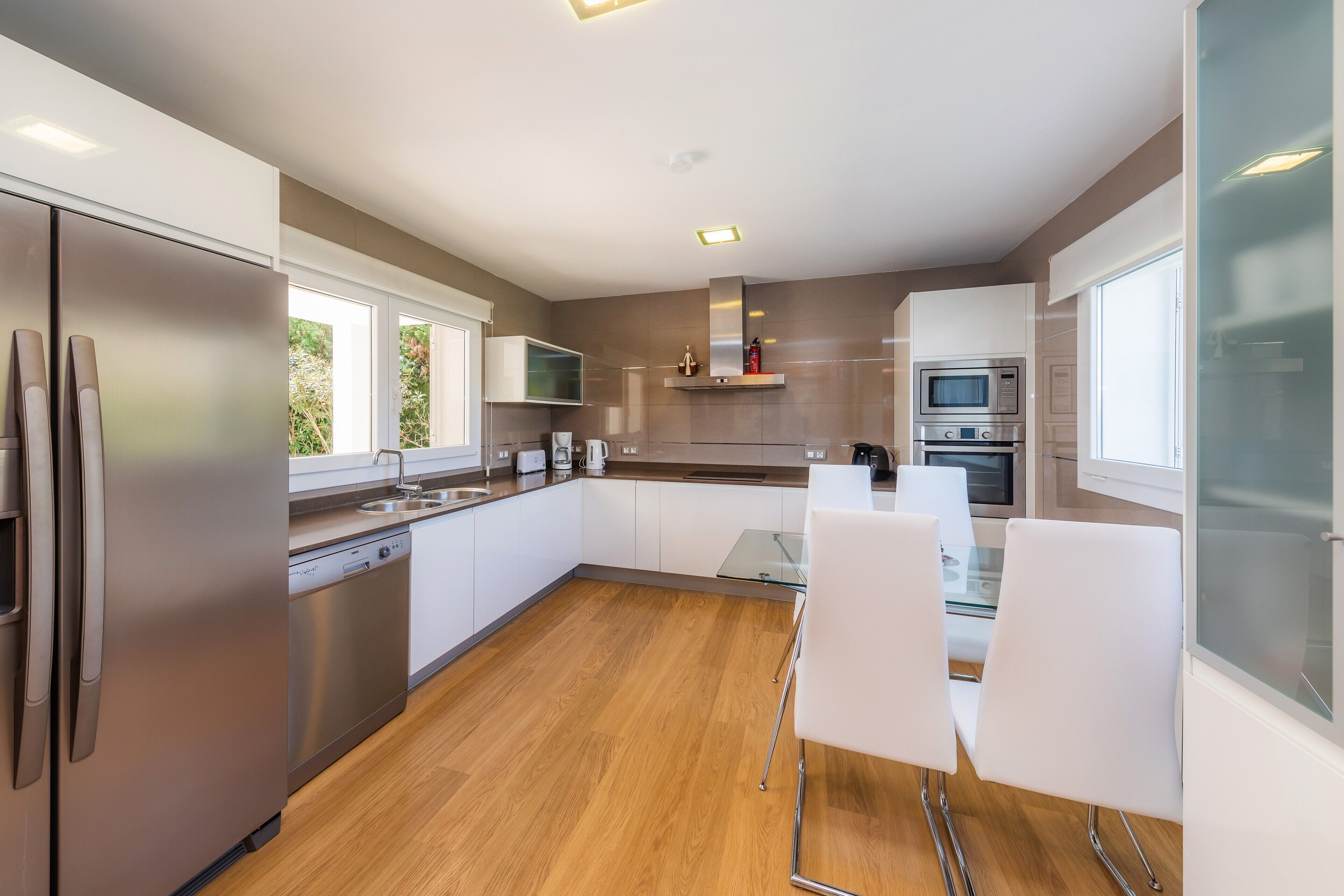 Køleskab, mikrobølgeovn, ovn, kogeplade