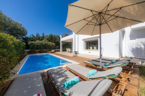 House with Mountain Views, Pool, Garden, Terrace, A/C and Wi-Fi