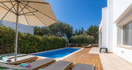 House with Mountain Views, Pool, Garden, Terrace, A/C and Wi-Fi