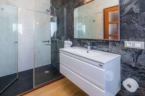 Douche, séchoir à cheveux, serviettes fournies
